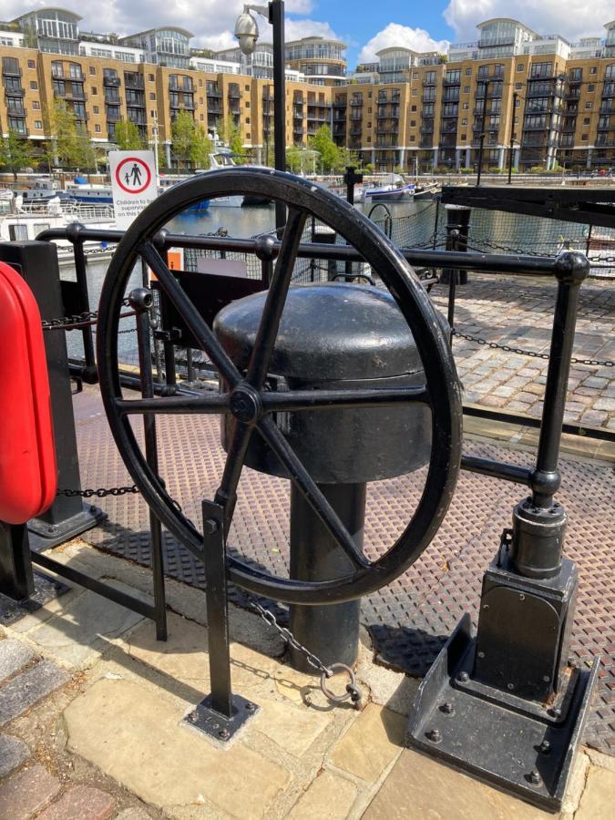 Entire Boat At St Katherine Docks 2 Available Select Using Options * Londres
