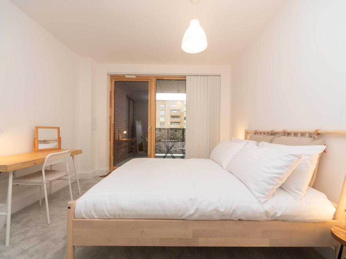 Pass The Keys Spacious Bright Flat 20 Mins To