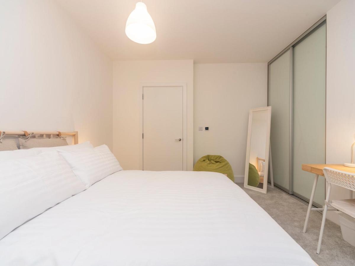 Pass The Keys Spacious Bright Flat 20 Mins To