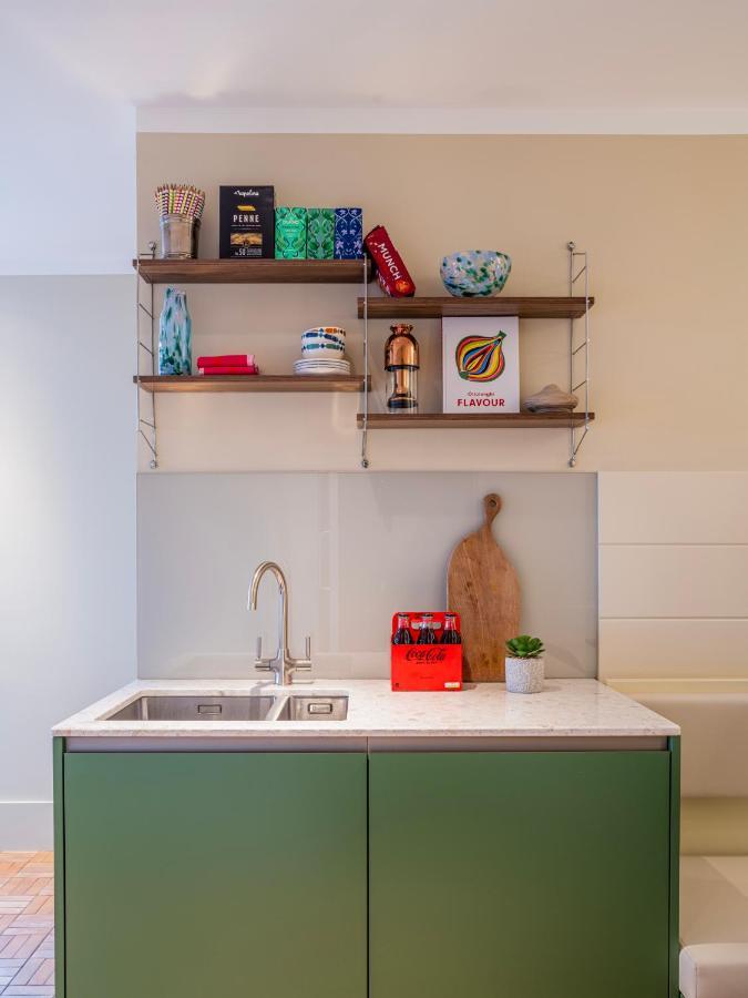 Stylish Studios, Southfields Station - Sk *