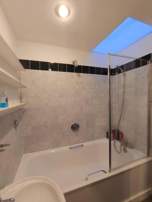 Stylish Near Carnaby Street, Sleeps 4. *