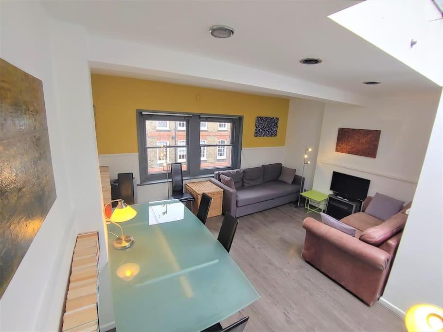 Apartment Stylish Near Carnaby Street, Sleeps 4. London