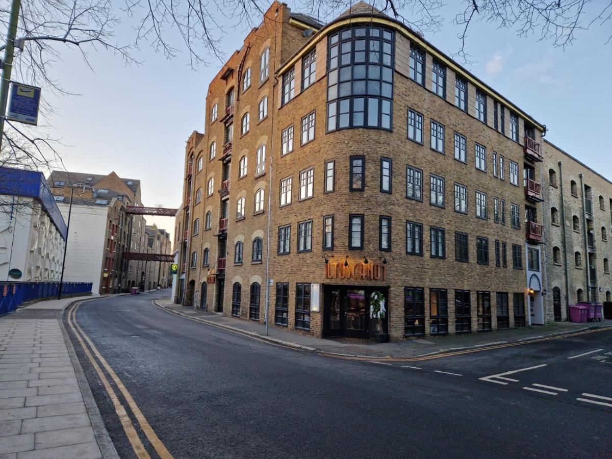 Apartment Deluxe Penthouse Riverside View 2 Bedroom Flat With Lift - Old Industrial Factory Warehouse *
