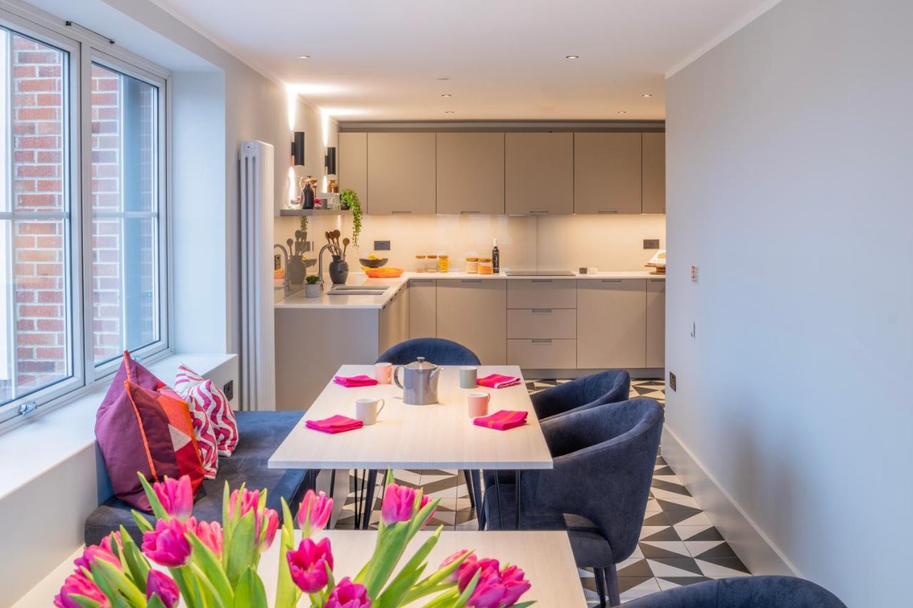 Stylish Studios, Southfields Station - Sk *