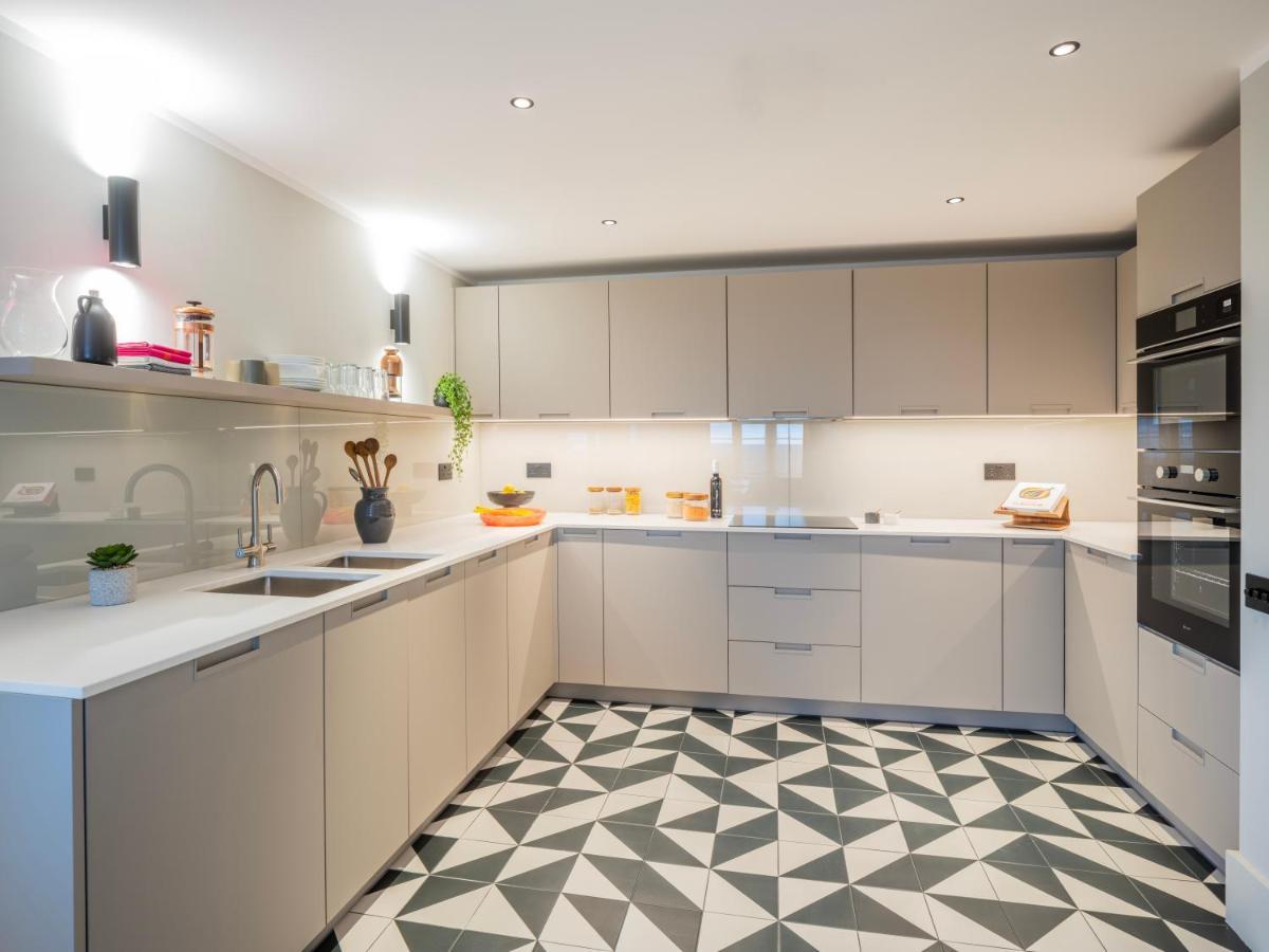 Stylish Studios, Southfields Station - Sk *