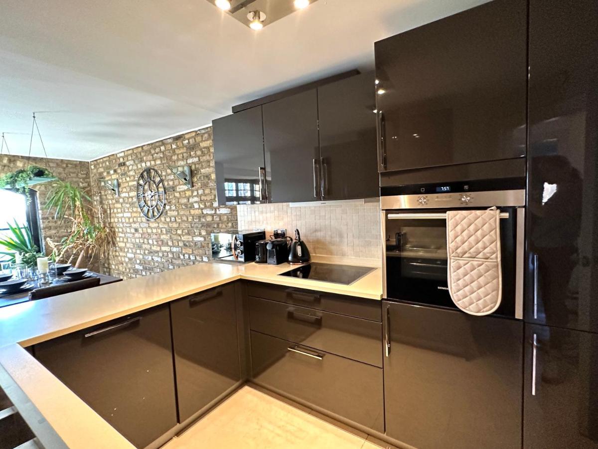 Apartment Deluxe Penthouse Riverside View 2 Bedroom Flat With Lift - Old Industrial Factory Warehouse *