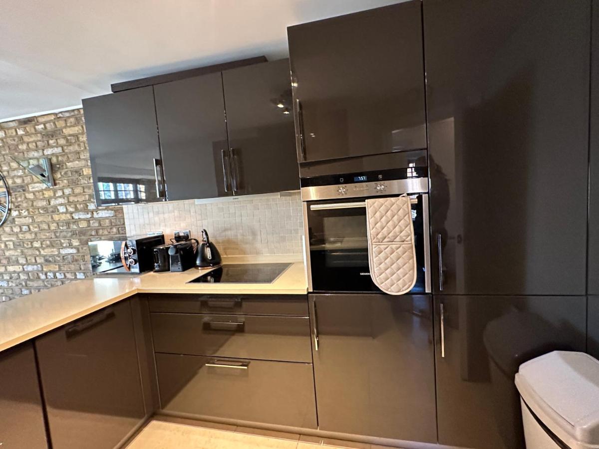 Deluxe Penthouse Riverside View 2 Bedroom Flat With Lift - Old Industrial Factory Warehouse Apartment