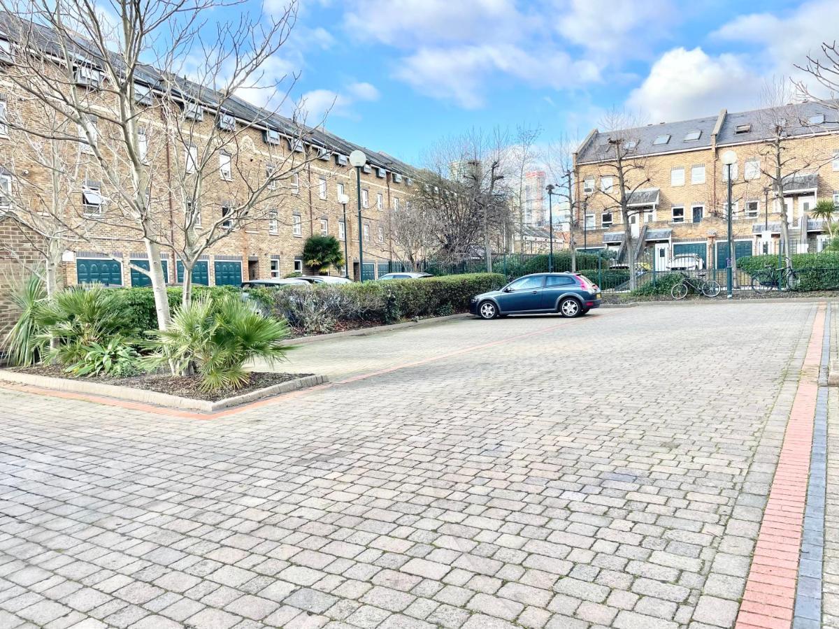 Verwood Entire With Free Gated Parking On The Island Apartment London