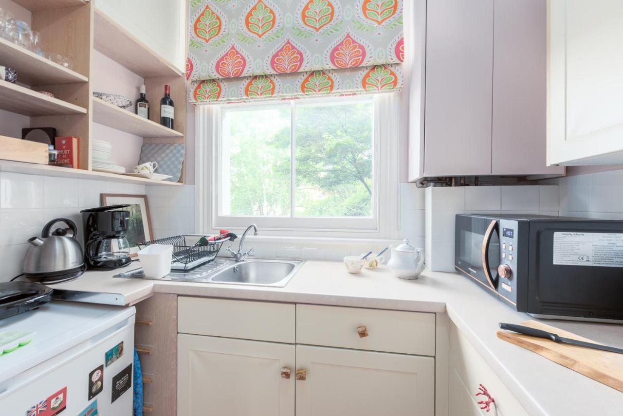 Charming Flat In Leafy West By Underthedoormat
