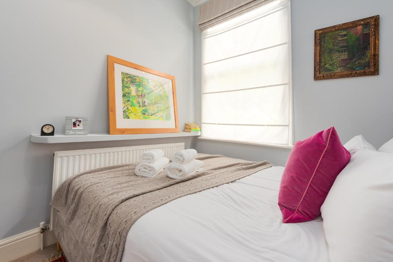 Charming Flat In Leafy West By Underthedoormat London