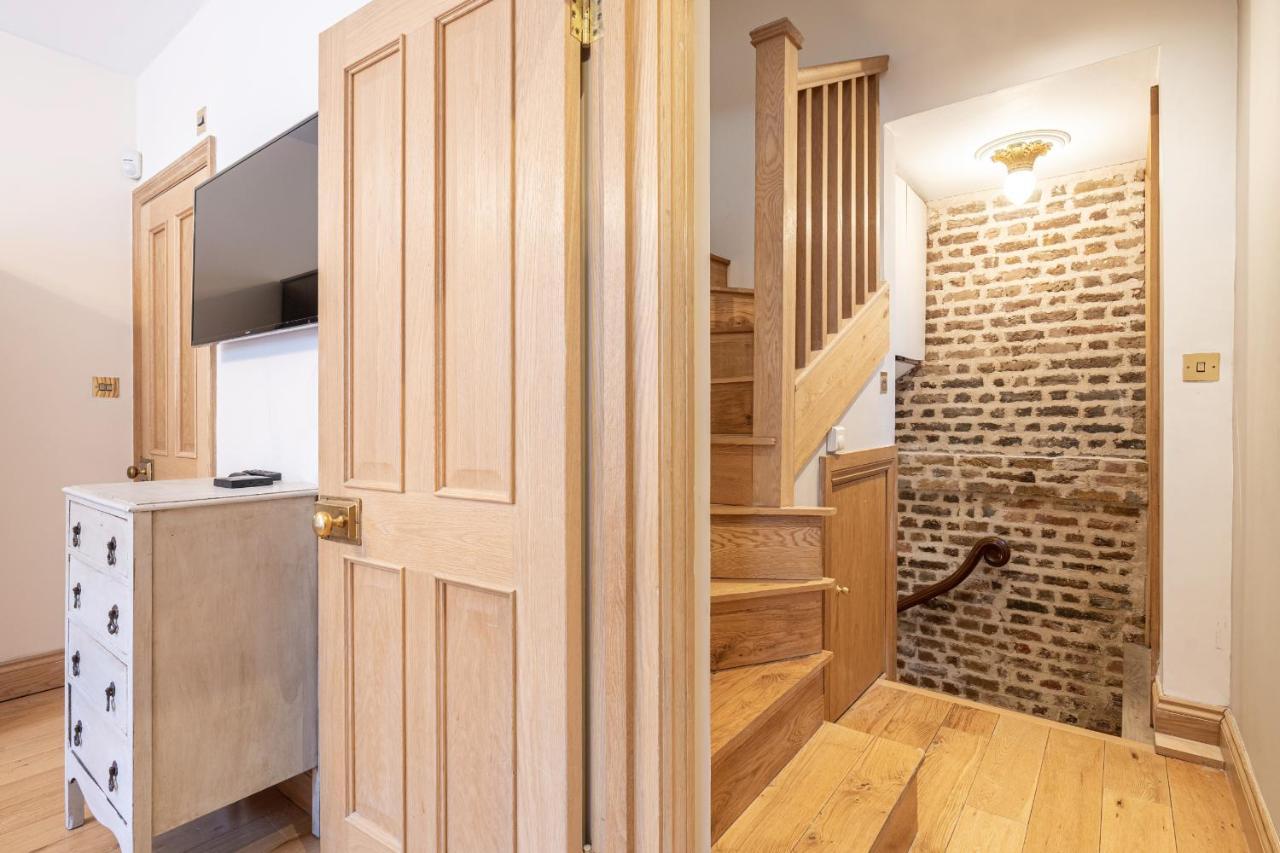 Stone Built Vintage Chic House In The Heart Of Knightsbridge Holiday home London