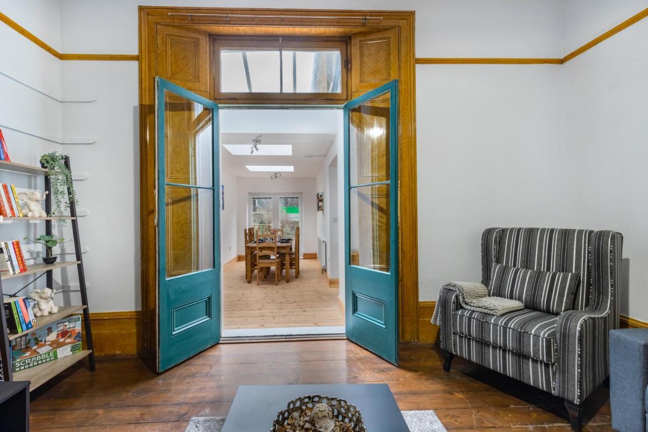 Spacious 5 Bedroom House With Garden + Parking - Amazing Location Hébergement de vacances Londres