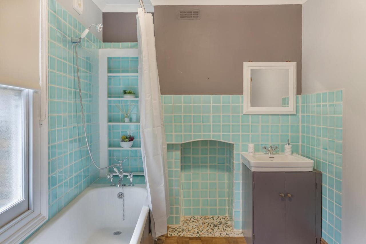 Spacious 5 Bedroom House With Garden + Parking - Amazing Location Hébergement de vacances Londres