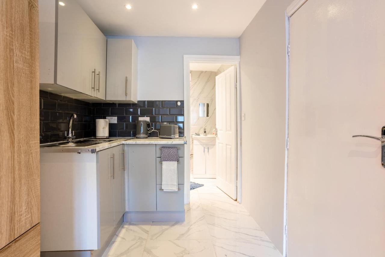 Amazing 3 Bedroom, 2 Bathroom, Ground Floor Flat With Garden, Near Train Station And Bus Stop Villa Londres