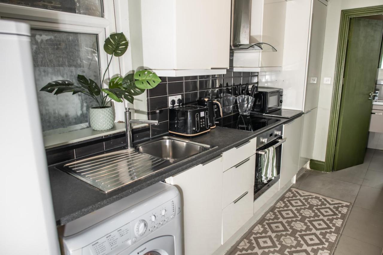 2 Bedroom Flat With Indoor Fireplace In Shepherds Bush, Near White City