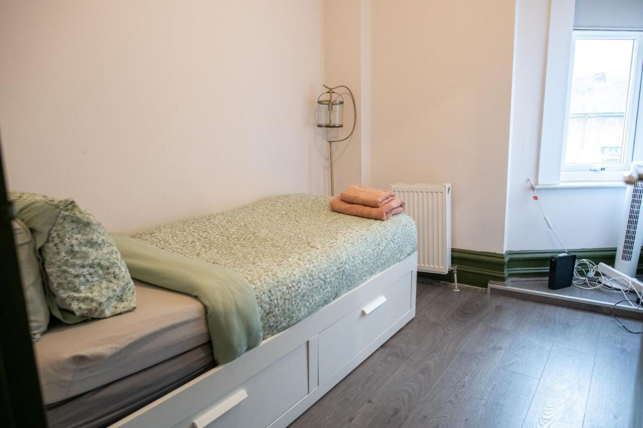 2 Bedroom Flat With Indoor Fireplace In Shepherds Bush, Near White City * London