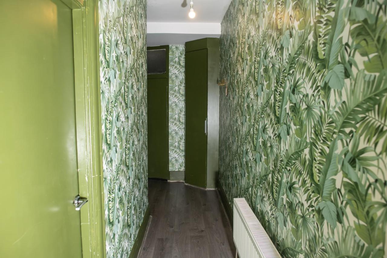 2 Bedroom Flat With Indoor Fireplace In Shepherds Bush, Near White Londen