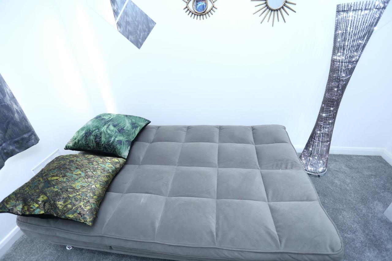 Apartment Abbeywood Station House London