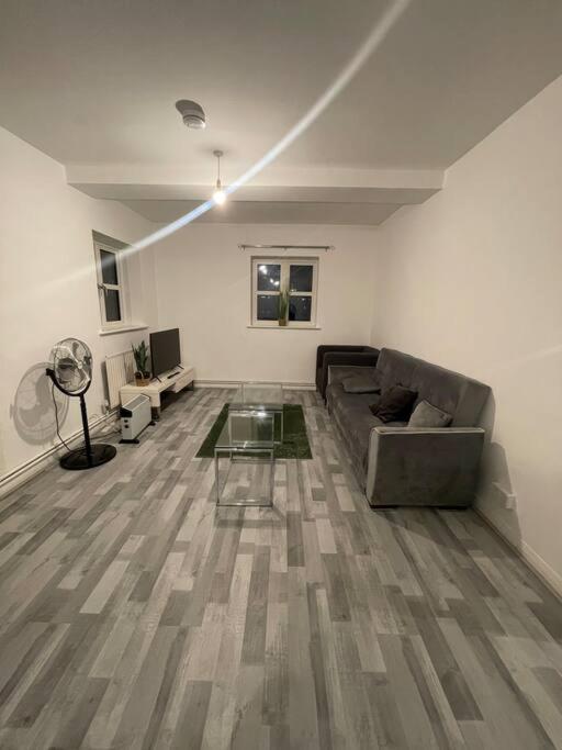 Lovely Spacious Entire 1 Bedroom - New Management * Londres