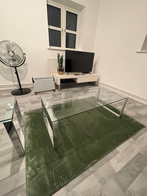 Lovely Spacious Entire 1 Bedroom - New Management Londres