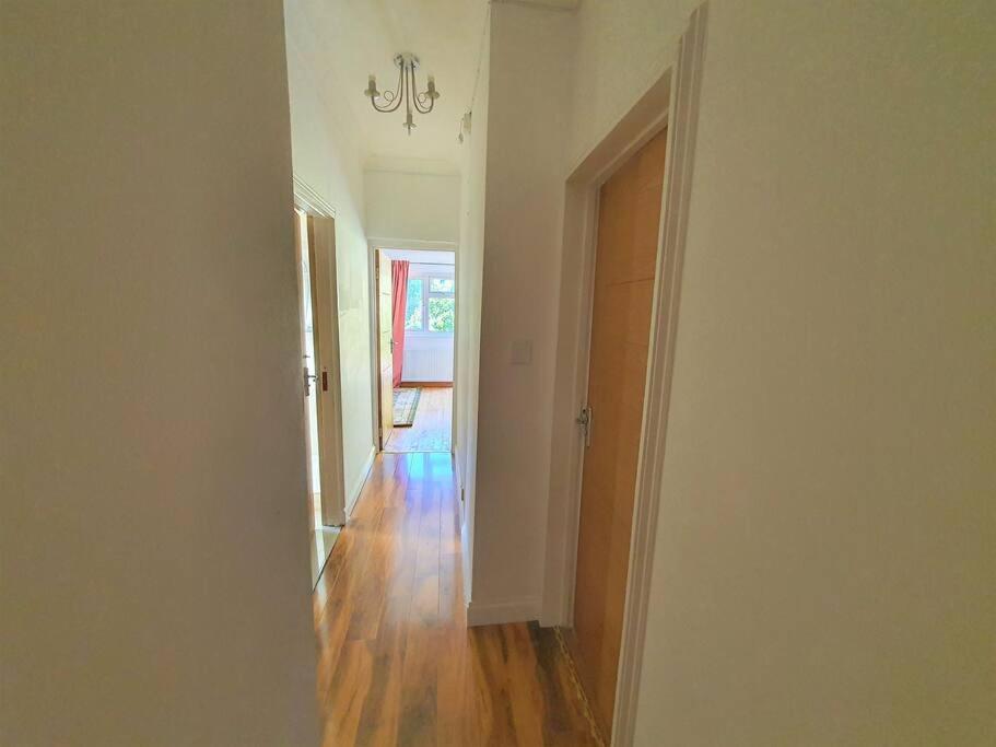 Apartment 2 Bedroom Flat - Travel Direct To Heathrow/central London