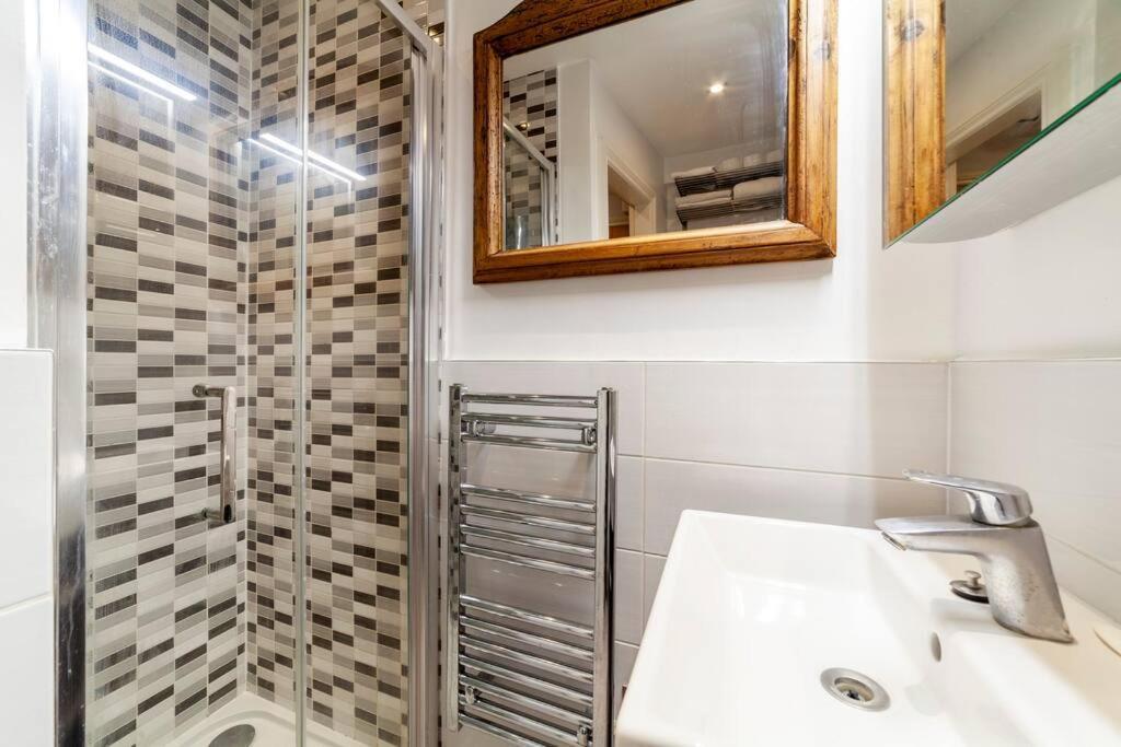 Outstanding Antique 1br Flat In Soho