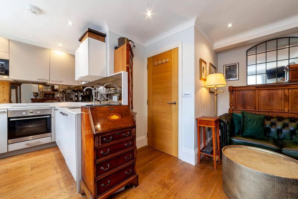 Outstanding Antique 1br Flat In Soho *