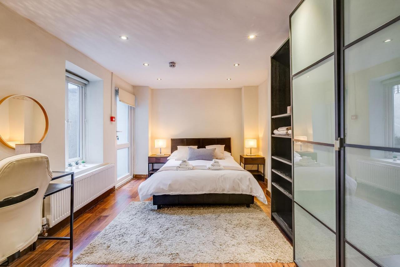 Entire Family - 2bd2bth Earl's Court