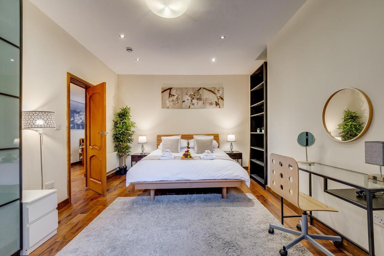 Entire Family - 2bd2bth Earl's Court