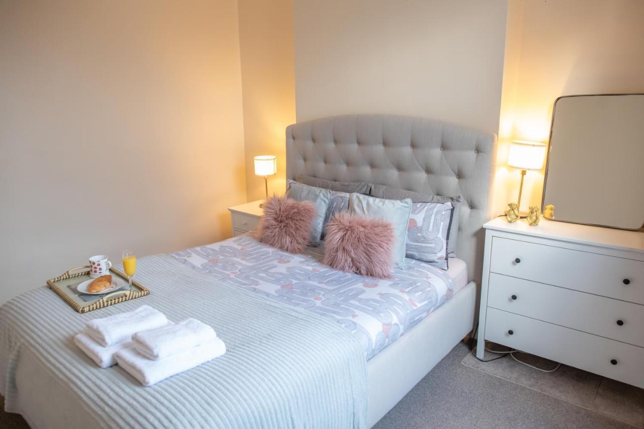 4 Bedroom Flat With High Speed Wi-fi In North Acton, Ealing, West Apartamento
