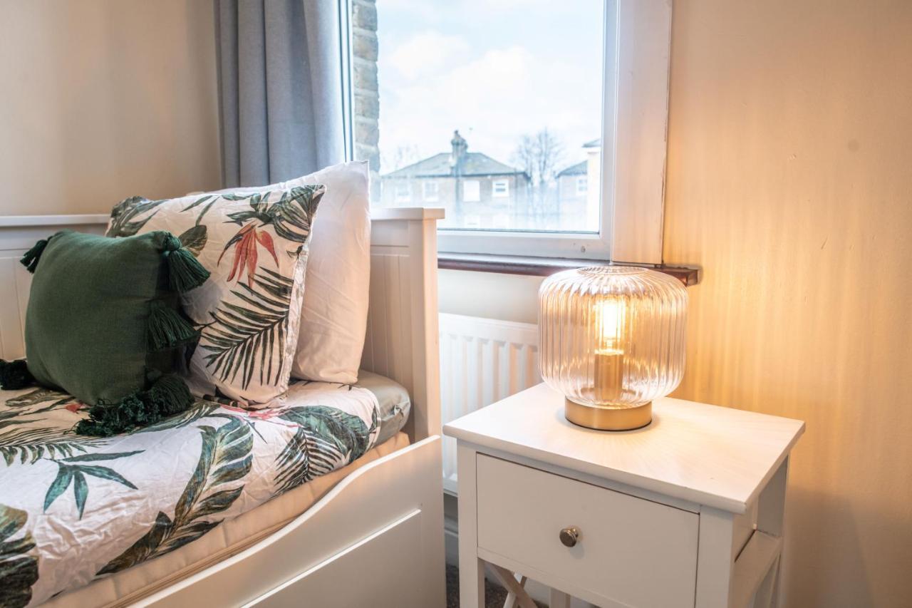 4 Bedroom Flat With High Speed Wi-fi In North Acton, Ealing, West Apartamento