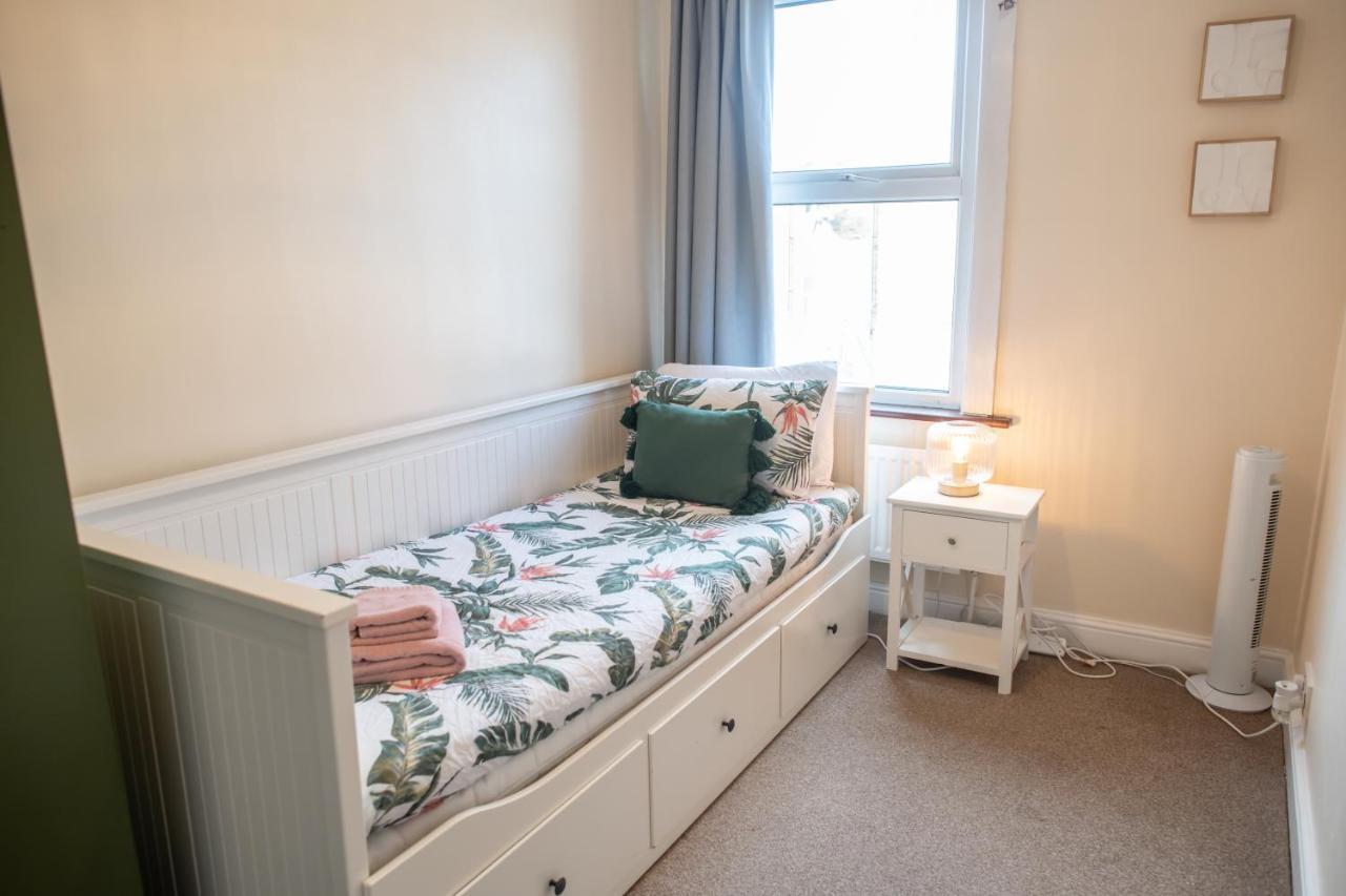 4 Bedroom Flat With High Speed Wi-fi In North Acton, Ealing, West *