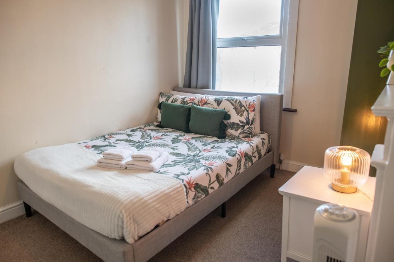 4 Bedroom Flat With High Speed Wi-fi In North Acton, Ealing, West Apartamento Londres
