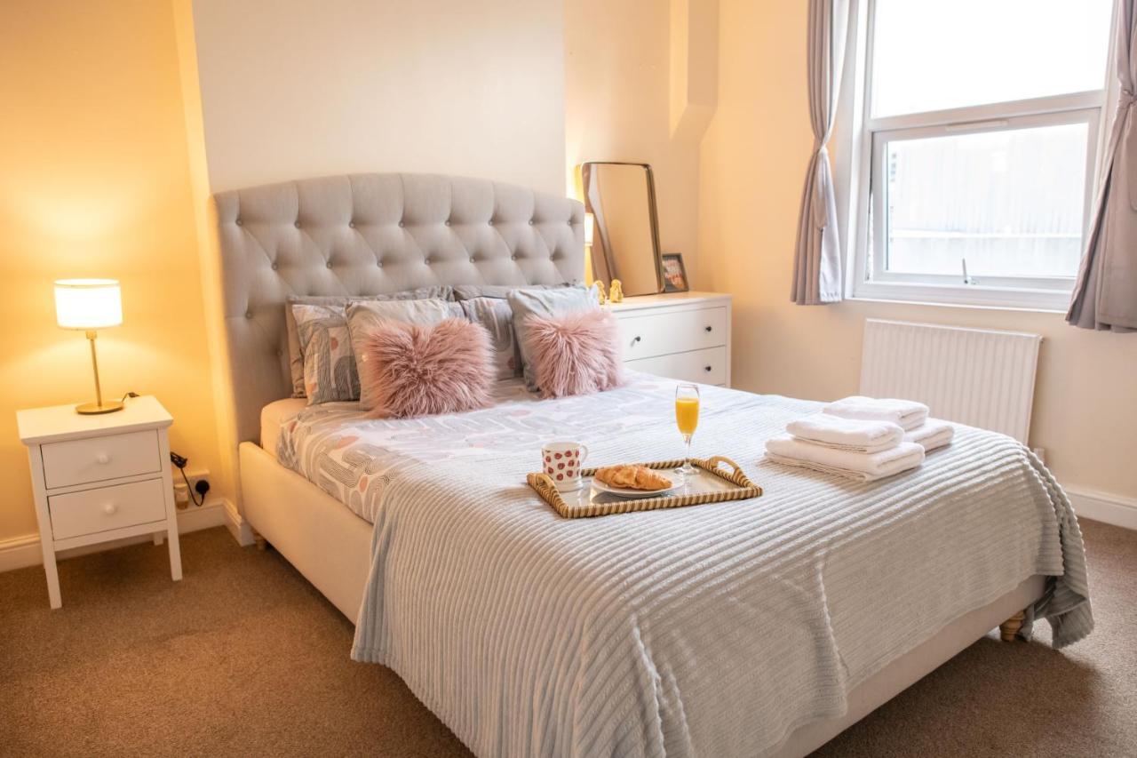 4 Bedroom Flat With High Speed Wi-fi In North Acton, Ealing, West * Londres