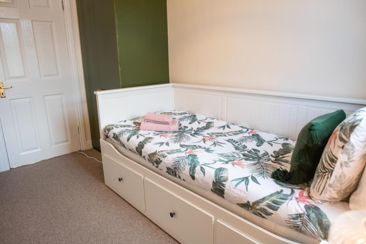 Apartamento 4 Bedroom Flat With High Speed Wi-fi In North Acton, Ealing, West Londres