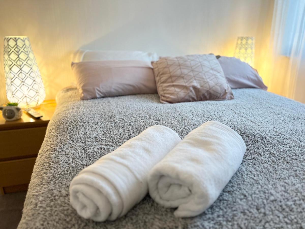 Modern Spacious Close To Station Londres