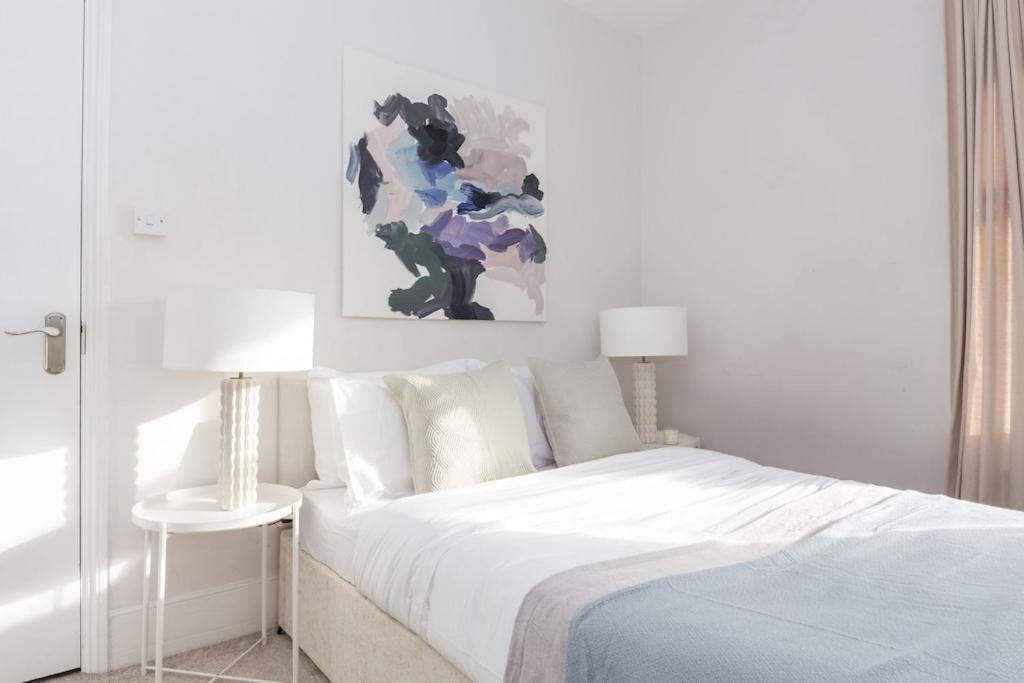 Newly Renovated Large 4/5 Bedroom Victorian Terrace House With Garden. Londres