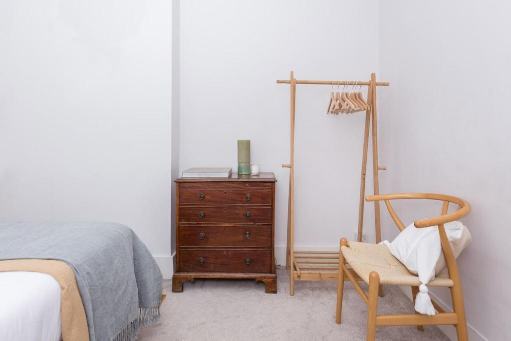 Сasa de vacaciones Newly Renovated Large 4/5 Bedroom Victorian Terrace House With Garden. *