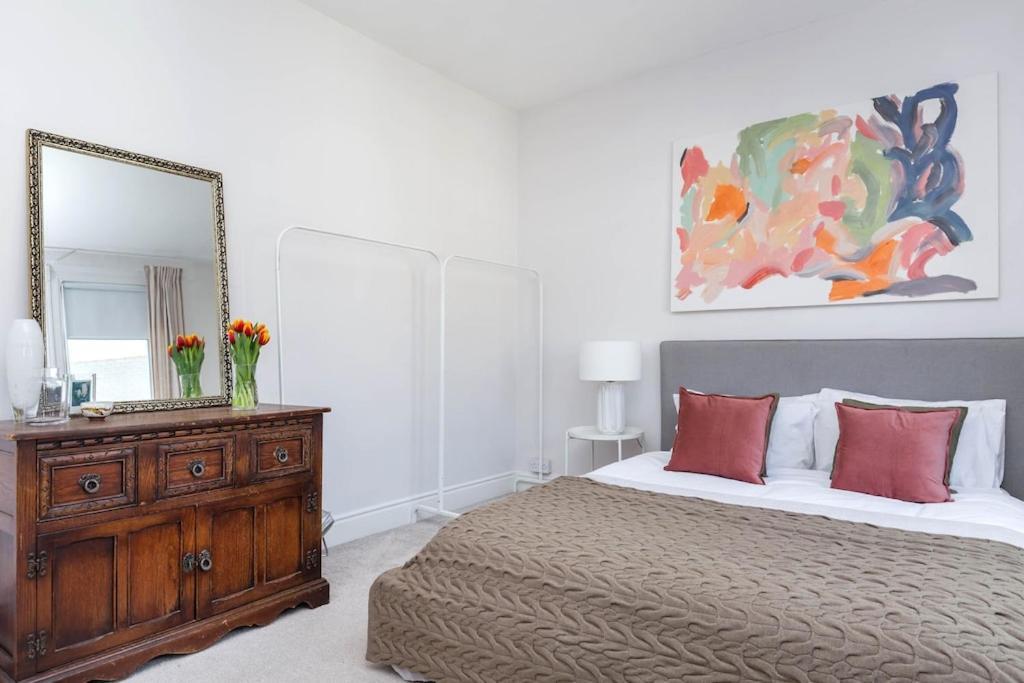 Newly Renovated Large 4/5 Bedroom Victorian Terrace House With Garden. Londres