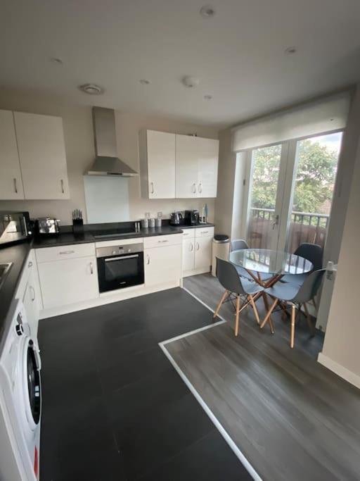 Apartamento Modern 1-bedroom Close To City Airport Londres