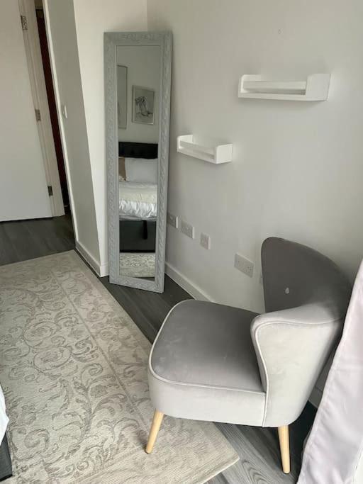 Modern 1-bedroom Close To City Airport Apartamento