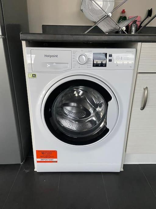 Modern 1-bedroom Close To City Airport Apartamento *