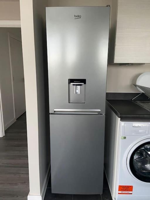 Modern 1-bedroom Close To City Airport Apartamento