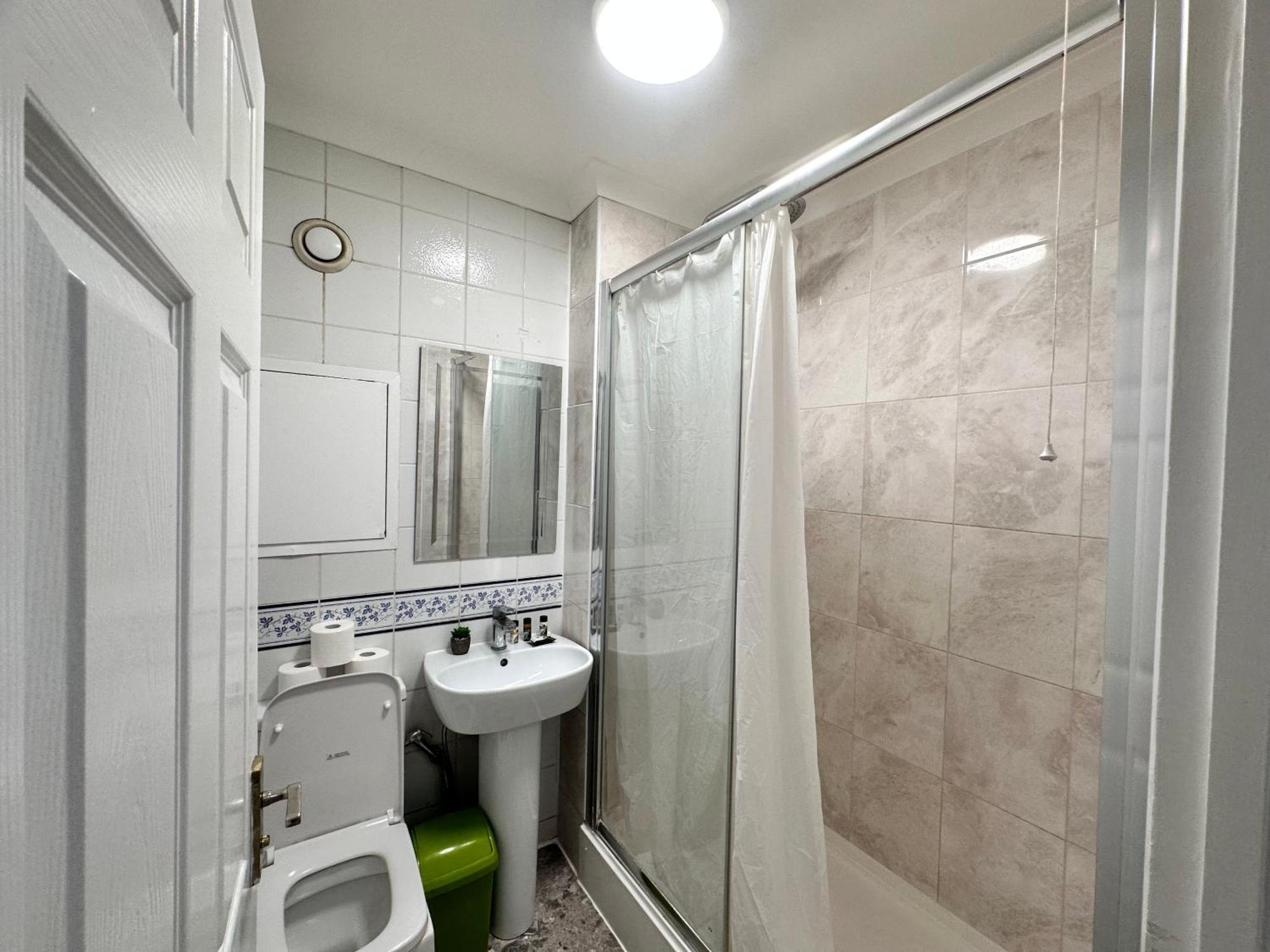 Posh 2-bedroom, Living Room, Kitchen & 1.5 Bathroom * Londres
