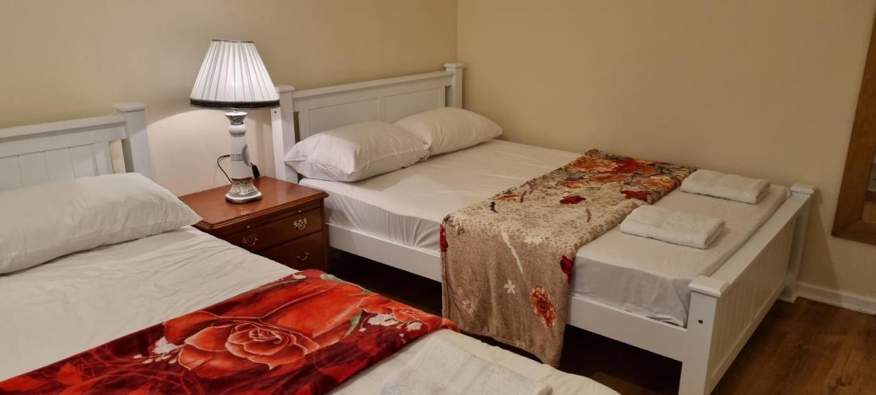 Two Bed Holiday *
