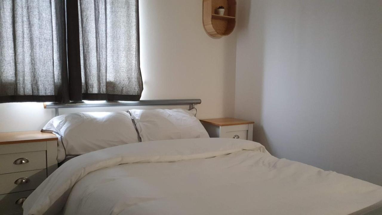 Spacious 5 Min Walk To Leytonstone Underground Station And 5 Stops To Zone 1 Apartamento