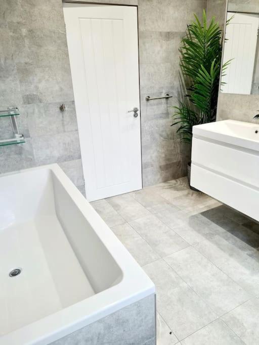 Private House With Free Parking Hébergement de vacances *