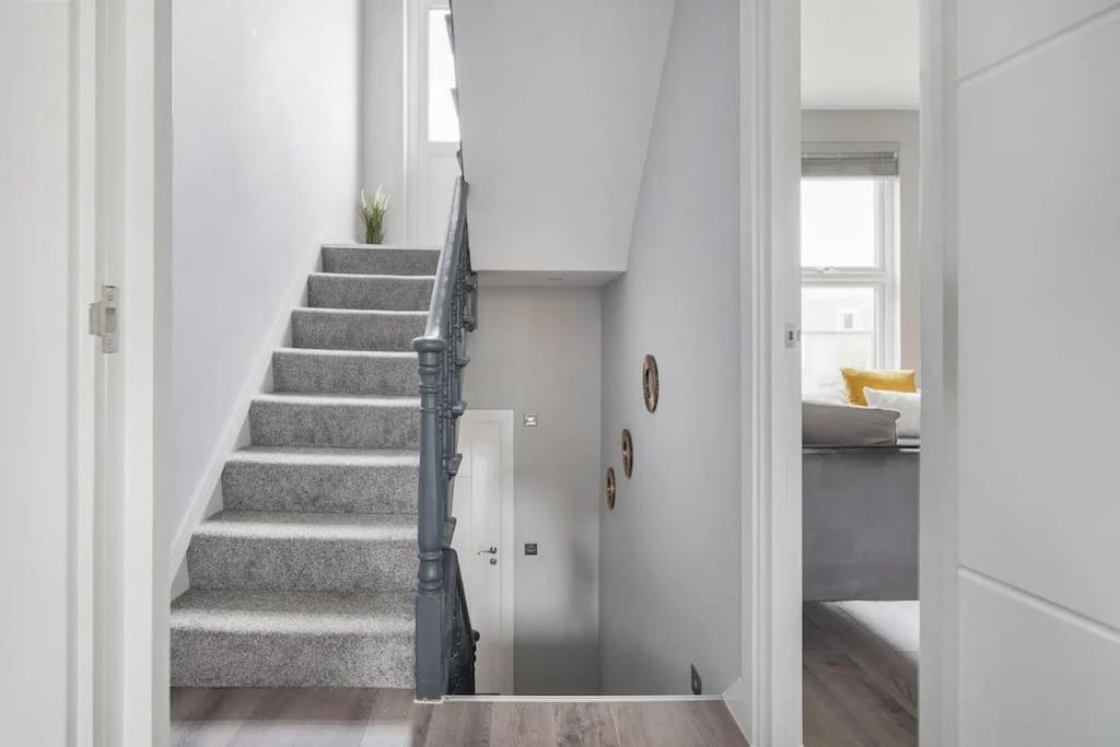Stunning 3 Bed 3 Bath Townhouse In City Centre Holiday home London