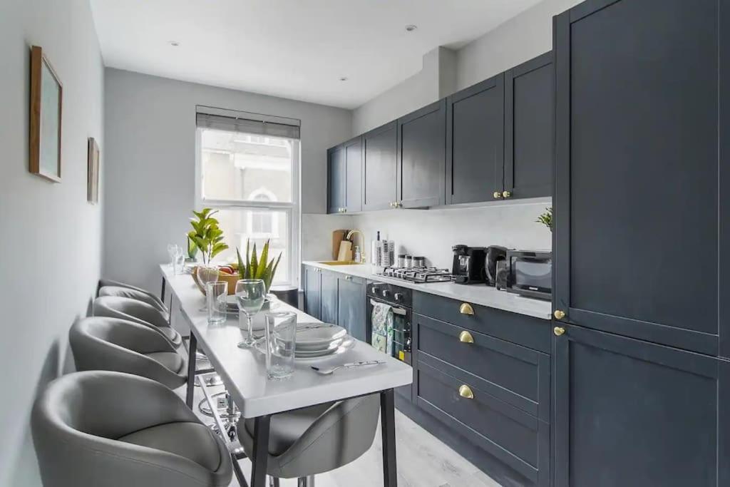 Stunning 3 Bed 3 Bath Townhouse In City Centre *