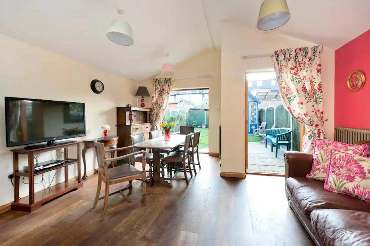 Lovely Three Bedroomed House, Parking 2 Cars * Londres